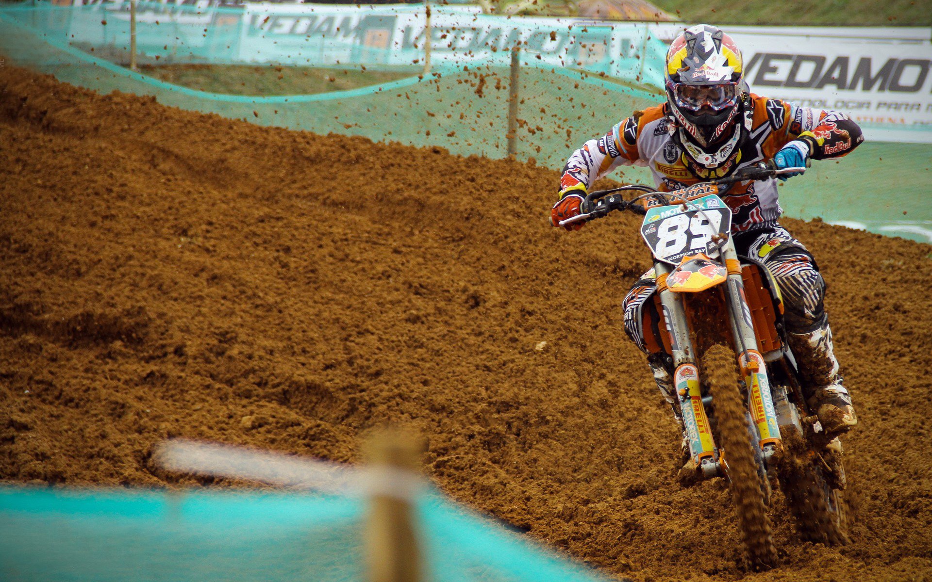 “逆风冲刺：车手在不利条件下的逆袭奇迹”，逆风车比赛视频